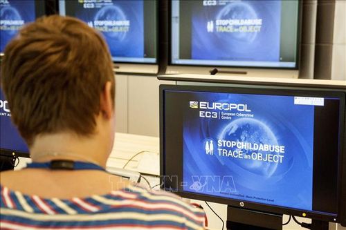 Cảnh sát Europol làm việc tại trụ sở ở Hague, Hà Lan. Ảnh tư liệu: AFP/ TTXVN