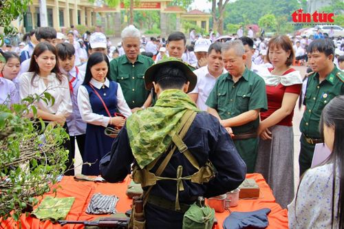 Các cựu chiến binh tham gia giao lưu, mang đến những ký ức chân thực về chiến tranh.