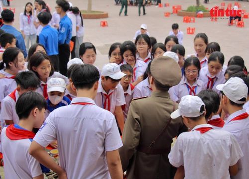 Các em học sinh trực tiếp tương tác với hiện vật, trải nghiệm lịch sử bằng nhiều giác quan.