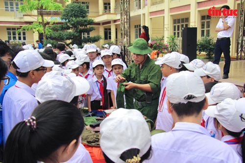 Học sinh chăm chú lắng nghe câu chuyện lịch sử từ những “hiện vật sống”.
