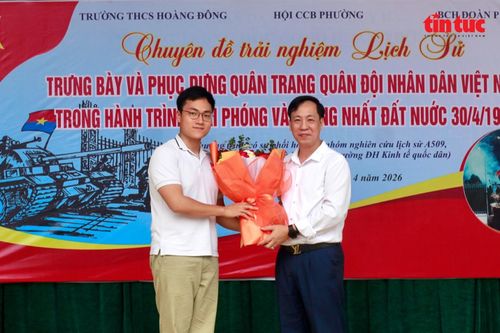 Thầy Nguyễn Ngọc Khiêm, Hiệu trưởng Trường THCS Hoàng Đông nhận hoa chúc mừng của Đại diện nhóm A509.
