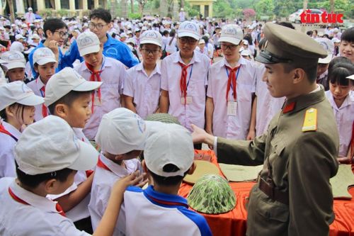 Người kể chuyện đóng vai trò “cầu nối”, đưa quá khứ đến gần hơn với thế hệ trẻ.
