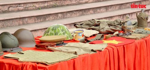 Một góc trưng bày tái hiện dòng chảy lịch sử theo trục thời gian sinh động.