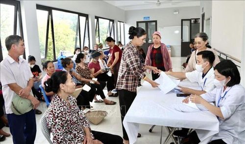 Người dân xã Tiến Thắng (Hà Nội) đến khám bệnh miễn phí với nhiều chuyên khoa, tầm soát các bệnh lý và sàng lọc sớm bệnh tiểu đường, rối loạn mỡ máu... Ảnh: TTXVN phát