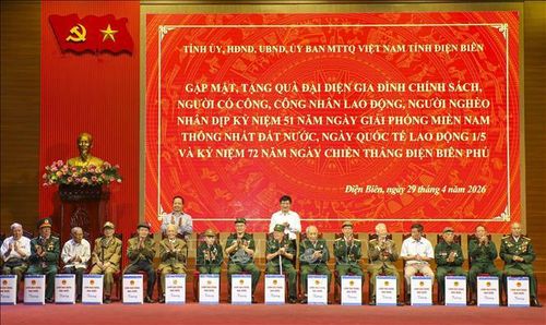 Lãnh đạo tỉnh Điện Biên tặng quà cựu chiến binh. Ảnh: Xuân Tư/TTXVN
