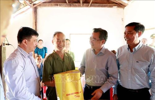 Ông Nguyễn Thanh Nghị (phải) thăm hỏi, động viên gia đình ông Mã Quang Vĩnh, gia đình thờ cúng liệt sĩ tại thôn 5 Ea Tling, xã Cư Jút, tỉnh Lâm Đồng. Ảnh: Hưng Thịnh/TTXVN