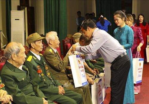 Bí thư Tỉnh ủy Điện Biên Trần Tiến Dũng tặng quà Chiến sĩ Điện Biên. Ảnh: Xuân Tư/TTXVN