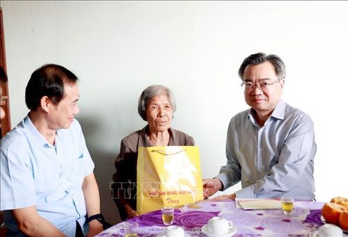 Ông Nguyễn Thanh Nghị tặng (phải) quà cho gia đình bà Lương Thị Thân, thanh niên xung phong bị nhiễm chất độc hóa học tại thôn 9 Tâm Thắng, xã Cư Jút, tỉnh Lâm Đồng. Ảnh: Hưng Thịnh/TTXVN