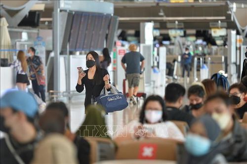 Hành khách tại sân bay quốc tế Suvarnabhumi ở Bangkok, Thái Lan. Ảnh: THX/TTXVN
