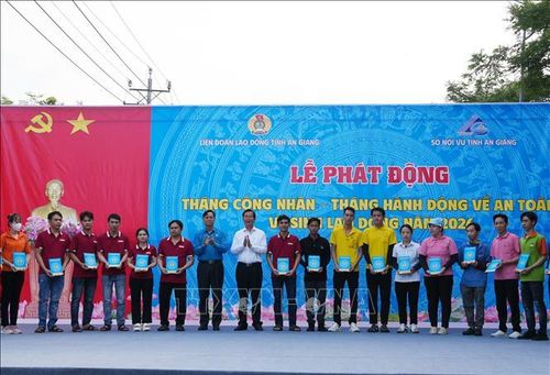 Trao tặng quà cho đoàn viên hoàn cảnh khó khăn. Ảnh: Lê Huy Hải/TTXVN