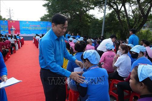 Trao tặng quà cho đoàn viên hoàn cảnh khó khăn. Ảnh: Lê Huy Hải/TTXVN