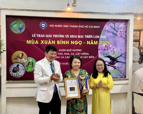 Bà Đinh Thị Thanh Thủy - Phó Trưởng Ban Tuyên giáo và Dân vận Thành ủy TP Hồ Chí Min, cùng ông Đoàn Hoài Trung - Chủ tịch Hội Nhiếp ảnh TP Hồ Chí Minh trao giải Nhất chủ đề “Xuân quê hương”.