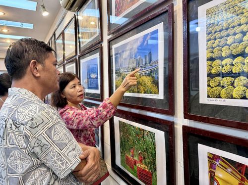 Triển lãm thu hút đông đảo công chúng yêu mến nghệ thuật nhiếp ảnh.