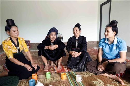 Nữ dân quân Yên Châu Quàng Thị Lói (thứ 2, bên trái) và Quàng Thị Hổn (thứ 2, bên phải) ở bản Tà Vài, xã Chiềng Hặc (Sơn La) kể lại chiến công bắn rơi máy bay Mỹ năm xưa.