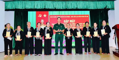 Thiếu tướng Phạm Như Quân, Phó Chính ủy Bộ Tư lệnh TP Hồ Chí Minh trao quà cho các nữ du kích Củ Chi.