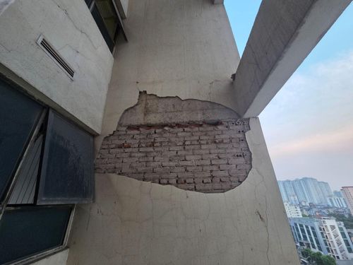 Các điểm tường bong tróc và xử lý sau sự cố tường rơi ngày 29/09/2025 đến nay chưa được trát khắc phục trả lại, làm tăng nguy cơ xuống cấp của tòa nhà CT12B.