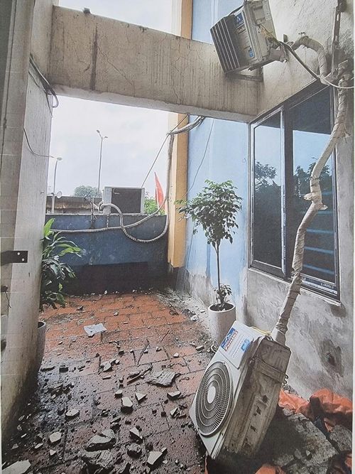 Hiện trường tường rơi khiến hai cục nóng điều hòa hư hỏng, ngày 29/9/2025. (Ảnh: Gia đình chị Lan cung cấp).