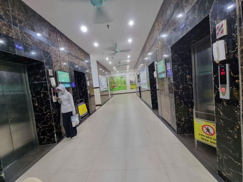Hai thang máy PL01 và PL05 hỏng, được lập rào chắn, thông báo cư dân không sử dụng.