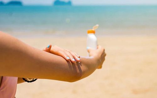 Khi tiếp xúc với tia cực tím trong nhiều giờ, da có thể bị tổn thương, cháy nắng dẫn đến sạm đen, bong tróc và kích ứng nếu không được bảo vệ đúng cách.