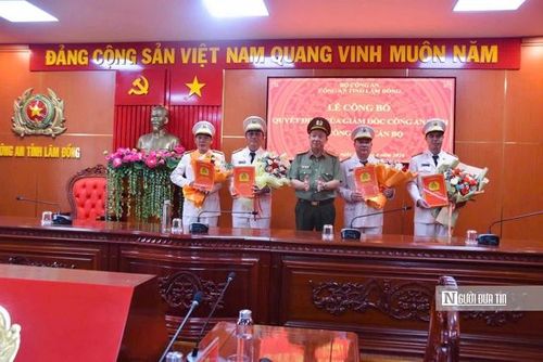 Đại tá Trần Văn Mười, Phó Giám đốc Công an tỉnh Lâm Đồng, trao quyết định cho các đồng chí Trưởng Công an xã, phường được điều động.
