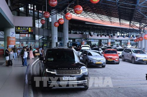 Do sân bay đang áp dụng kiểm soát an ninh hàng không cấp độ 1, hành khách được khuyến cáo đến sớm từ 2 - 3 tiếng để tránh nguy cơ chậm chuyến. Ảnh: Quốc Khánh - TTXVN m từ 2 - 3 tiếng để tránh nguy cơ chậm chuyến. Ảnh: Quốc Khánh - TTXVN 