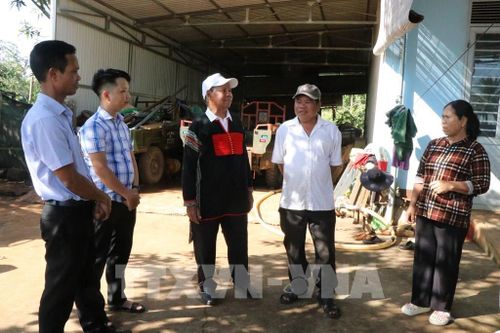 Già làng Y Hơ Êban (thứ 3, trái sang), buôn Kơ Nia 4, xã Ea Nuôl, tỉnh Đắk Lắk vận động, tuyên truyền bà con chấp hành chủ trương của Đảng, chính sách, pháp luật của Nhà nước. Ảnh: Nguyên Dung – TTXVN