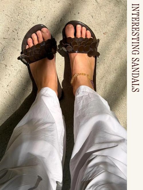 Hè này là thời điểm của những đôi sandal có chi tiết nổi bật như đính đá, chất liệu cói, satin hay hạt cườm. Càng độc đáo càng dễ ghi điểm thời trang. Ảnh: @lucywilliams02