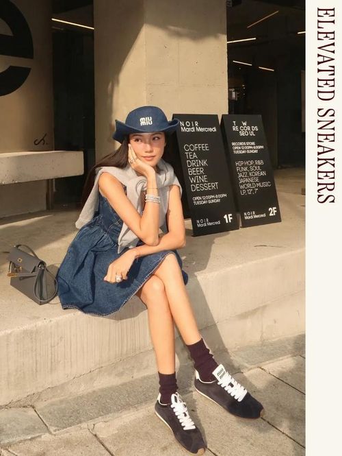 Dù không có kế hoạch đi bộ nhiều, một đôi sneakers vẫn là “must-have”. Hè 2026 chuộng các thiết kế nâng cấp như chất liệu satin, da lộn, dáng thấp gọn nhưng vẫn đủ điểm nhấn để phối đồ. Ảnh: @yoyokulala