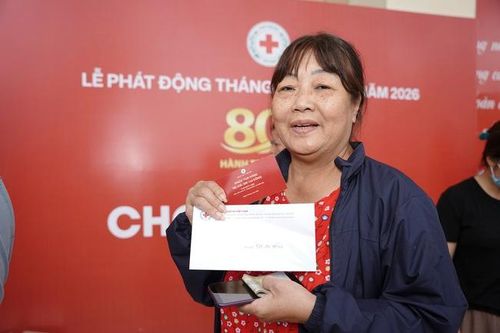 Bà Chu Thị Thu Huyền (70 tuổi, trú tại phường Ba Đình, Hà Nội), thuộc diện hộ nghèo, mắc bệnh suy thận, suy tim, xúc động khi tham dự hoạt động "Chợ Nhân đạo" tại Lễ phát động Tháng Nhân đạo năm 2026.