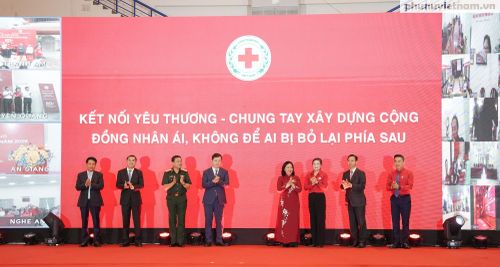 Bà Bùi Thị Minh Hoài (thứ 4 từ phải sang), Ủy viên Bộ Chính trị, Bí thư Trung ương Đảng, Chủ tịch Ủy ban Trung ương MTTQ Việt Nam và các đại biểu thực hiện nghi thức phát động chương trình Tháng nhân đạo cấp quốc gia năm 2026