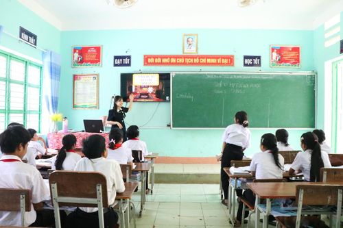 Tiết học tiếng Anh của cô Nguyễn Thị Huyền sử dụng phần mềm Plickers, Padlet và video minh họa, giúp học sinh tăng hứng thú và khả năng tương tác trong lớp học.