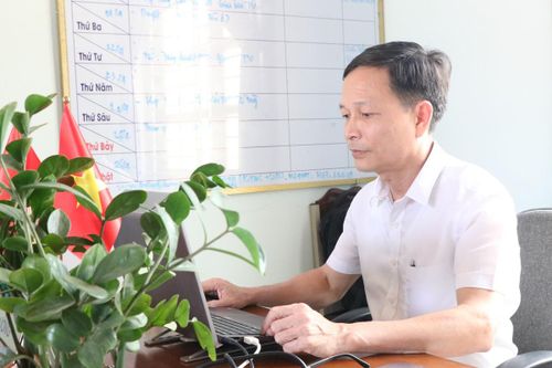 Thầy Trương Công Một theo dõi, quản lý hoạt động dạy học và dữ liệu giáo dục của nhà trường thông qua hệ thống số.