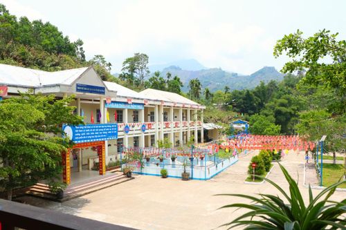 21/21 phòng học của Trường PTDTBT Tiểu học Chu Văn An (xã Trà Tập) được trang bị tivi, tạo điều kiện triển khai bài giảng điện tử và khai thác sách giáo khoa số ngay tại lớp.