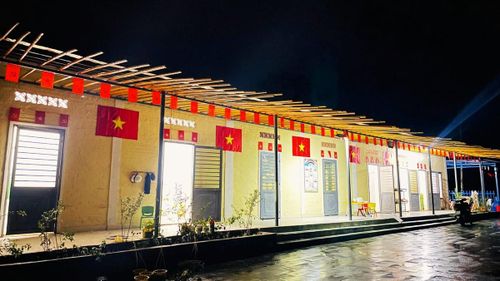Điểm trường tại thôn Tak Po được trang bị đèn năng lượng mặt trời, góp phần duy trì hoạt động dạy học trong điều kiện điện lưới quốc gia chưa ổn định.