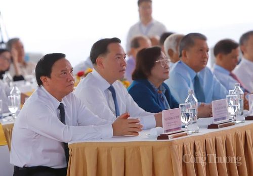 Ủy viên Ban Chấp hành Trung ương Đảng, Phó Chủ tịch Quốc hội Nguyễn Khắc Định (bìa trái) tại lễ khởi công. Ảnh: Xuân Ngọc
