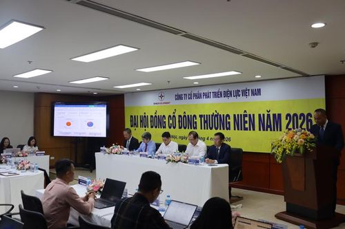 Đoàn chủ tịch điều hành đại hội.