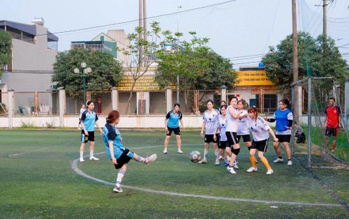 Công nhân nữ Công ty TNHH Giầy Aleron Việt Nam tranh tài tại giải bóng đá mini.