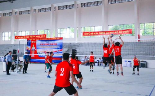 Giải bóng chuyền xã Như Thanh diễn ra sôi nổi, hấp dẫn.