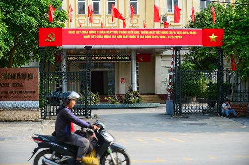 Các cơ quan, đơn vị, nhiều hộ gia đình đã chủ động treo cờ Tổ quốc, băng rôn, khẩu hiệu, góp phần lan tỏa mạnh mẽ không khí rộn ràng của ngày hội.