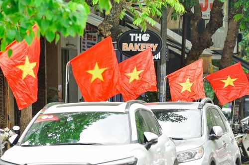 Dọc các trục đường lớn, từng hàng cờ được treo ngay ngắn, đồng đều, tạo nên những “dải lụa đỏ” kéo dài nổi bật.