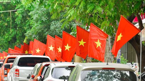 Không gian đô thị như được phủ kín bởi màu cờ, mang đến cảm giác thiêng liêng, tự hào trong mỗi người dân.