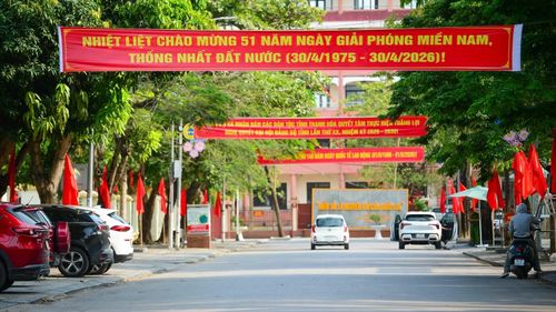 Hệ thống băng rôn, khẩu hiệu được bố trí đồng bộ, nổi bật, vừa tạo điểm nhấn thị giác, vừa góp phần tuyên truyền ý nghĩa lịch sử của ngày lễ.