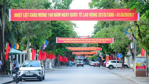 Song song với hoạt động trang trí, một số khu vực còn đẩy mạnh chỉnh trang đô thị, vệ sinh môi trường, đảm bảo cảnh quan xanh - sạch - đẹp trong dịp lễ.