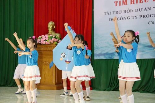 Phần thi chào hỏi của các đội thi.