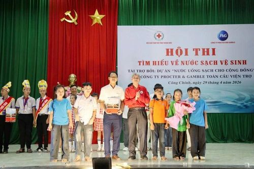 Ban tổ chức trao giải Nhất cho đội thi đến từ Trường Tiểu học Công Liêm 1.