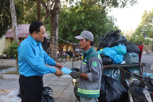 Lãnh đạo Liên đoàn Lao động tỉnh tặng quà đoàn viên, người lao động Công ty Cổ phần Phát triển đô thị Kiên Giang. Ảnh: BÍCH TUYỀN