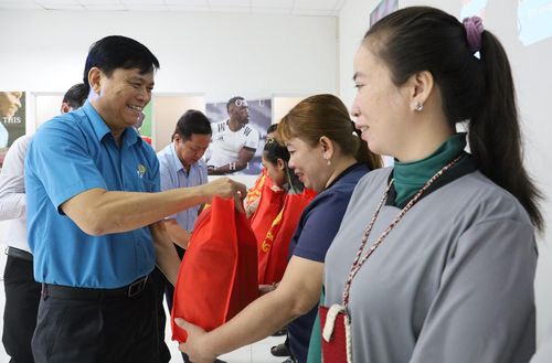 Lãnh đạo Liên đoàn Lao động tỉnh tặng quà đoàn viên, người lao động Công ty Trách nhiệm hữu hạn NV Apparel. Ảnh: BÍCH TUYỀN