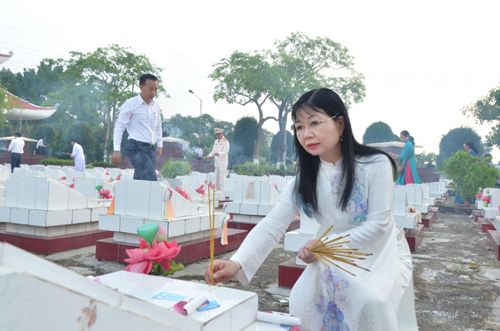 Phó Bí thư Tỉnh ủy, Chủ tịch Ủy ban MTTQ Việt Nam tỉnh An Giang Trần Thị Thanh Hương thắp hương tại các phần mộ.