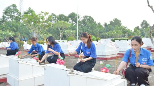 Đoàn viên thắp hương tại các phần mộ.
