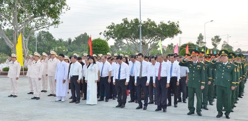 Đại biểu dự lễ viếng Nghĩa trang Liệt sĩ tỉnh dành phút tưởng niệm tỏ lòng thành kính, biết ơn sâu sắc đối với sự hy sinh của các anh hùng, liệt sĩ và người có công với cách mạng.